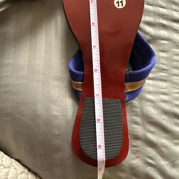 NEW Gold Blue Sandals Cushioned Flip Flops Statement Thumb Strap Size 9 Flats - Picture 11 of 12